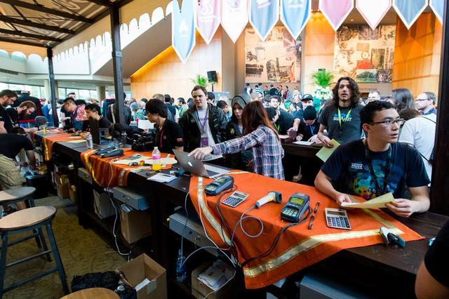 战斗歌曲开始了！ Ale 的雷霆击杀了 Xiaohu ，而 Xiaotian 呼吸着Maokai窒息了双方，进入最后一轮