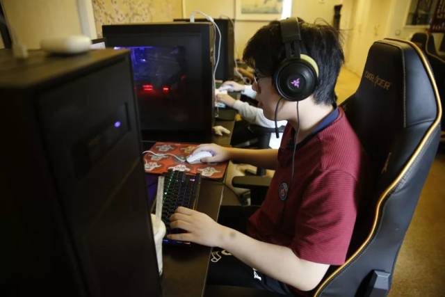 Creme在被KC零封后每日陪女友双排金铲铲 打HLE前夜玩到凌晨4点！